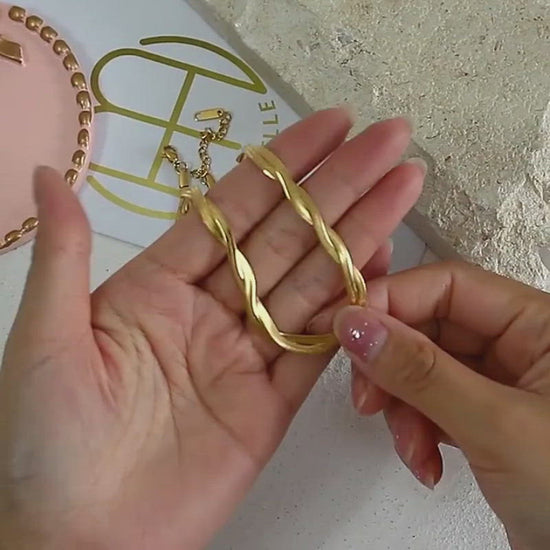 A video showing off the Snake Chain Twist necklace.