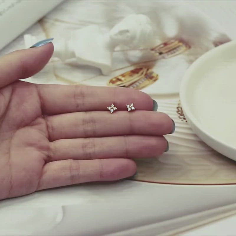 Video showing the Sparkling Flower Studs.