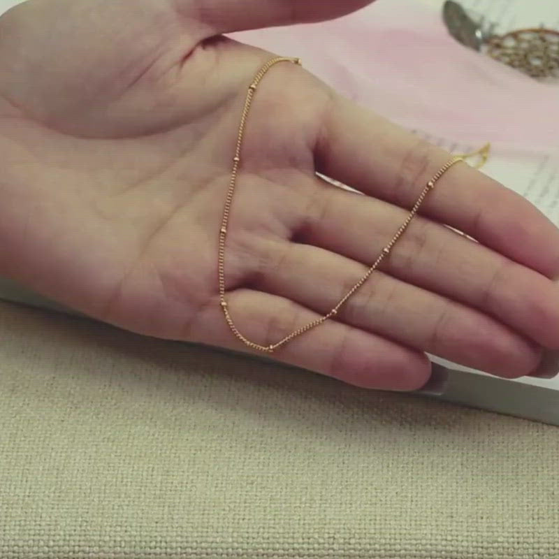 A video showing the Minimal Beaded Chain Necklace.