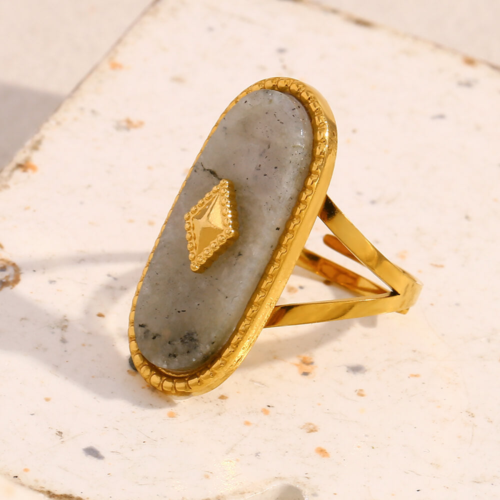 Side view of the White Jade Gold Ring.