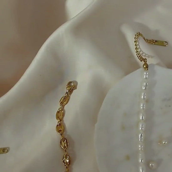 A video showing the Pearl Anchor Chain Bracelet.
