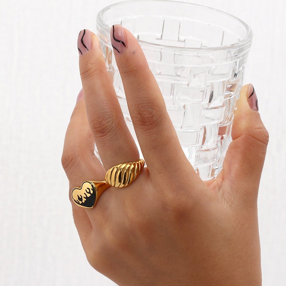 A model wearing the Swirl Croissant Gold Ring.