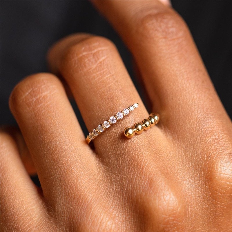 A model wearing the Vortex CZ Ring.